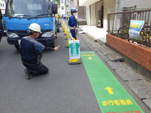 歩行者通路用看板と歩行者通路用マット