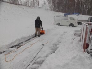 雪かき作業中