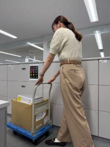 銅賞「大きな荷物は台車を使ってご安全に！」